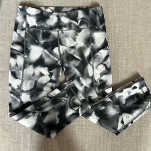 Lululemon Size 6 3/4 length leggings. Never worn